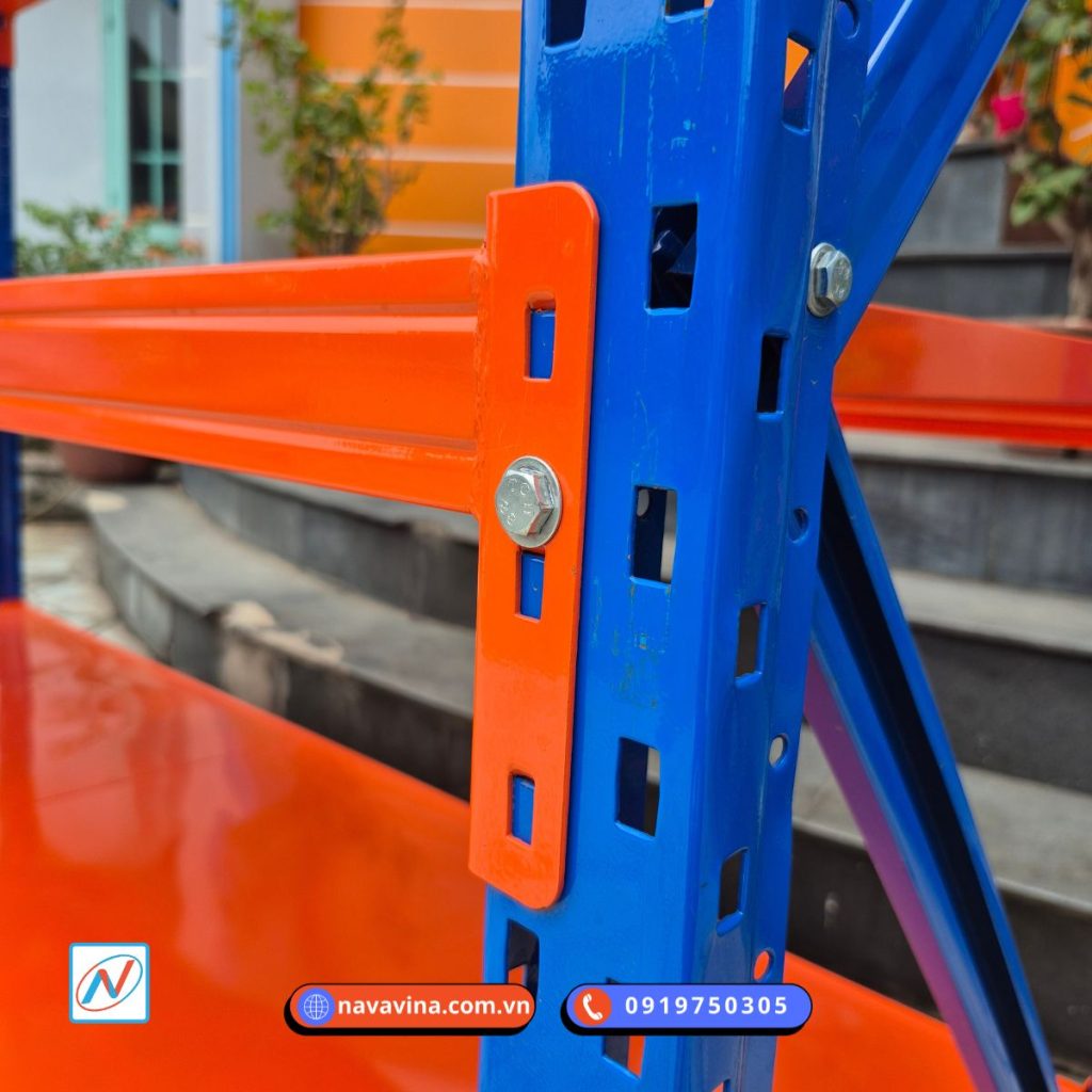 Kệ trung tải 3 tầng chắc chắn, dễ lắp đặt, phù hợp kho hàng vừa và nhỏ, tối ưu không gian lưu trữ và thuận tiện cho việc xếp dỡ hàng hóa.