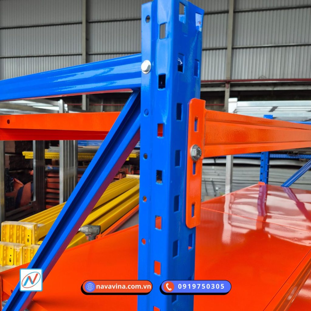 Kệ trung tải 5 tầng giúp tăng sức chứa, tối ưu chiều cao kho và phù hợp lưu trữ hàng hóa tải trọng trung bình trong kho vừa và nhỏ.