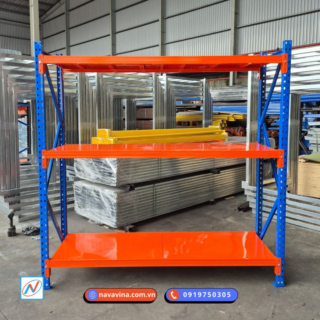 Kho xếp tay nên dùng loại kệ nào là câu hỏi quan trọng khi cần tối ưu diện tích, tải trọng và thao tác lấy hàng trong kho vừa và nhỏ.