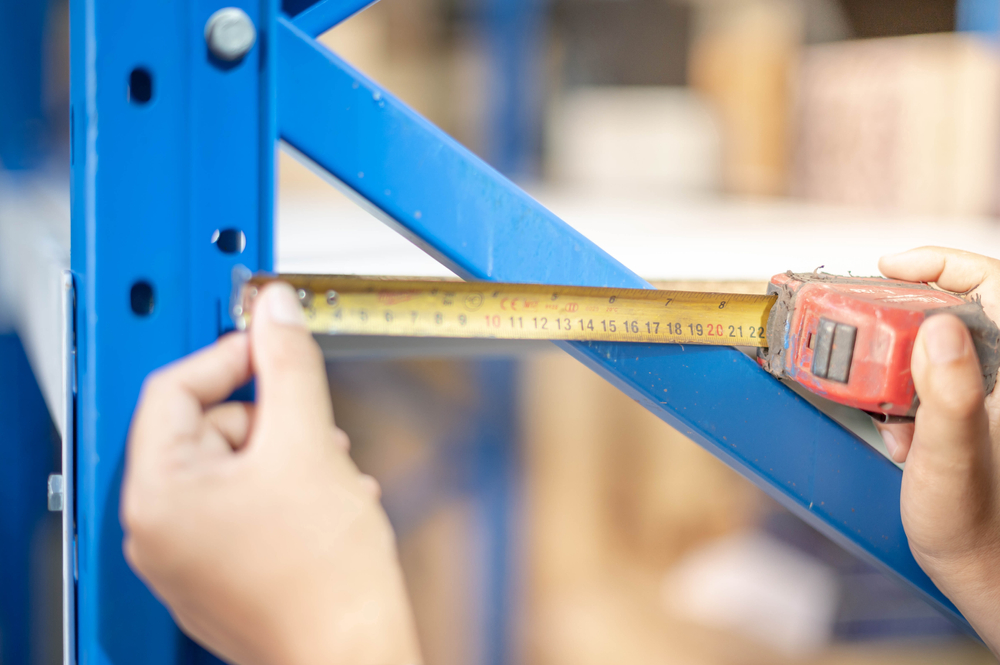 Cách đo mặt bằng trước khi lắp kệ kho thế nào cho đúng? Bài viết giúp bạn đo kho rõ ràng, tránh sai kích thước và dễ chọn cấu hình kệ phù hợp.
