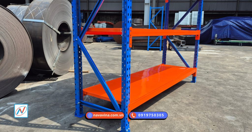 Chiều dài mỗi khoang kệ ảnh hưởng gì đến sức chứa? Bài viết giúp bạn hiểu cách chọn chiều dài khoang kệ phù hợp để tối ưu tải trọng, diện tích và cách lưu trữ hàng hóa.
