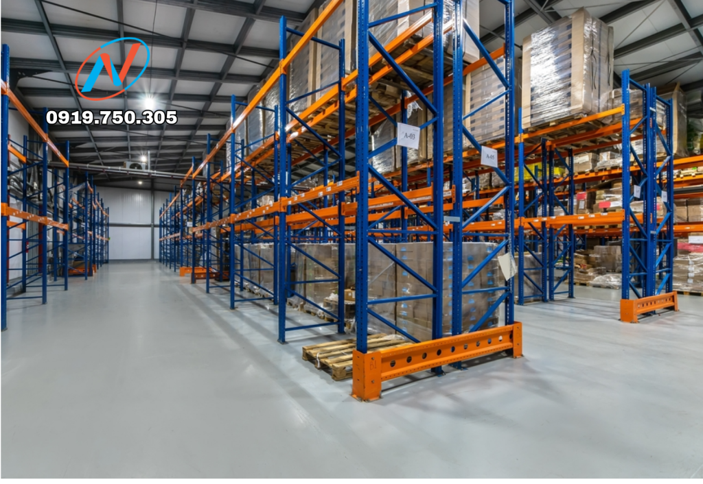 Có nên mua kệ đóng sẵn hay đặt theo kích thước là bài toán quan trọng để tối ưu diện tích, chi phí đầu tư và hiệu quả sử dụng cho kho thực tế.