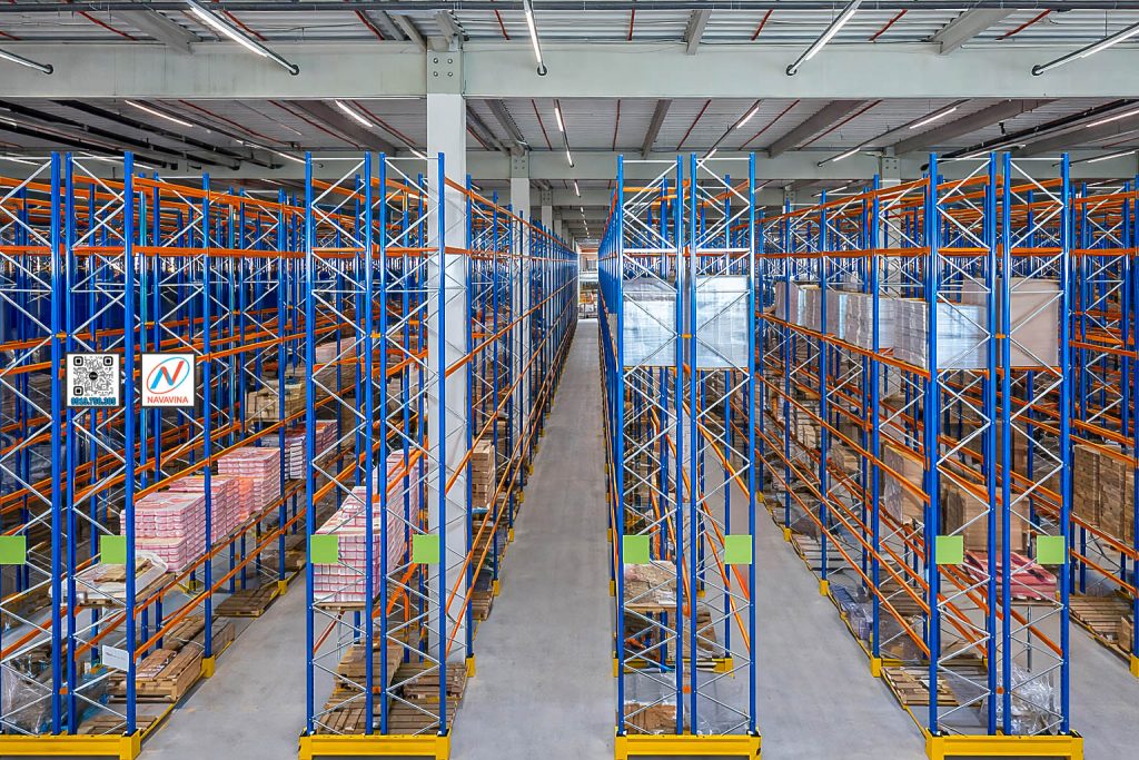 Hàng cồng kềnh nên dùng kệ mấy tầng để dễ xếp dỡ, tối ưu diện tích kho và đảm bảo an toàn khi lưu trữ hàng hóa kích thước lớn.