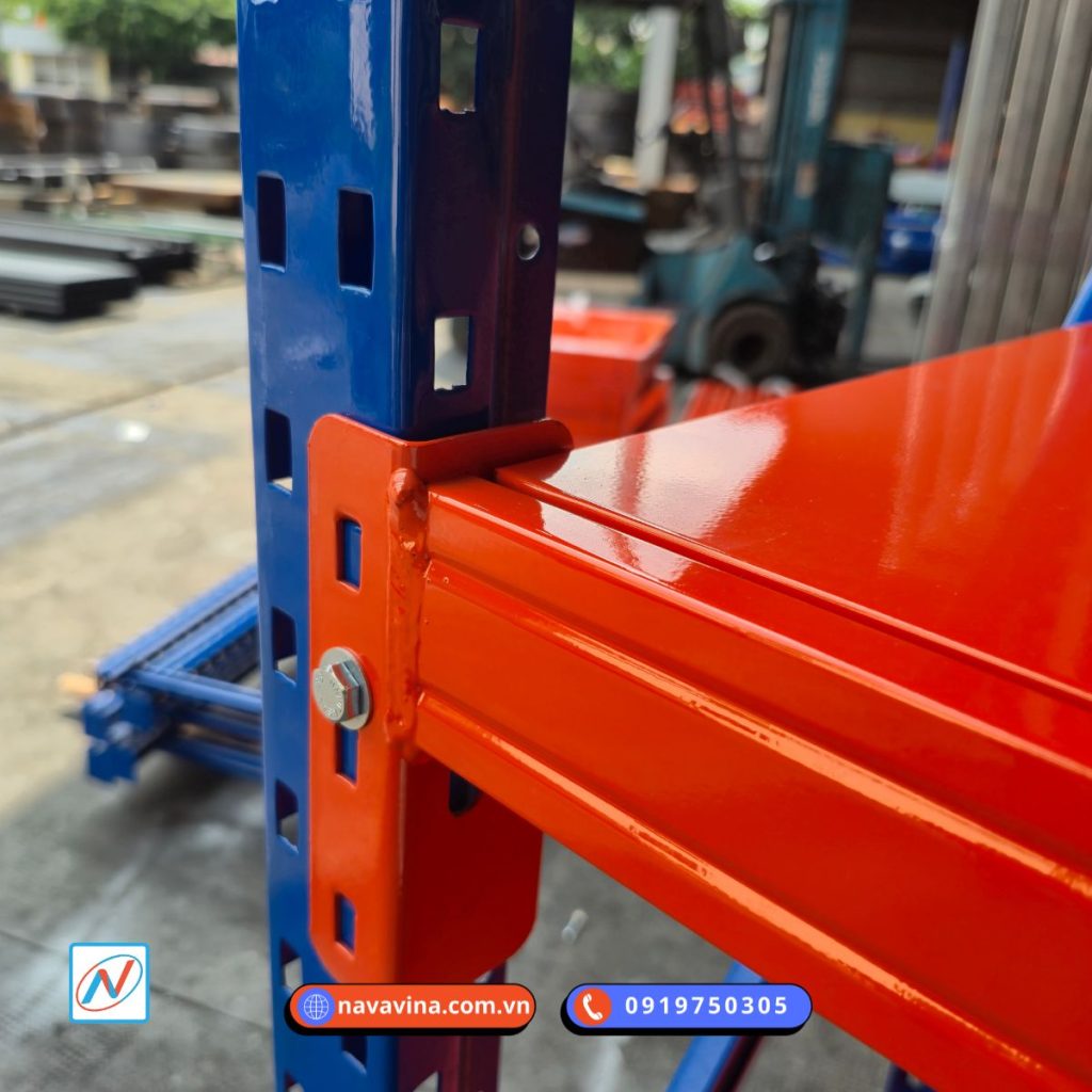 Kệ sắt lắp ráp đa năng, dễ tháo lắp, chịu tải tốt, phù hợp kho hàng, cửa hàng, văn phòng và gia đình cần tối ưu không gian lưu trữ.