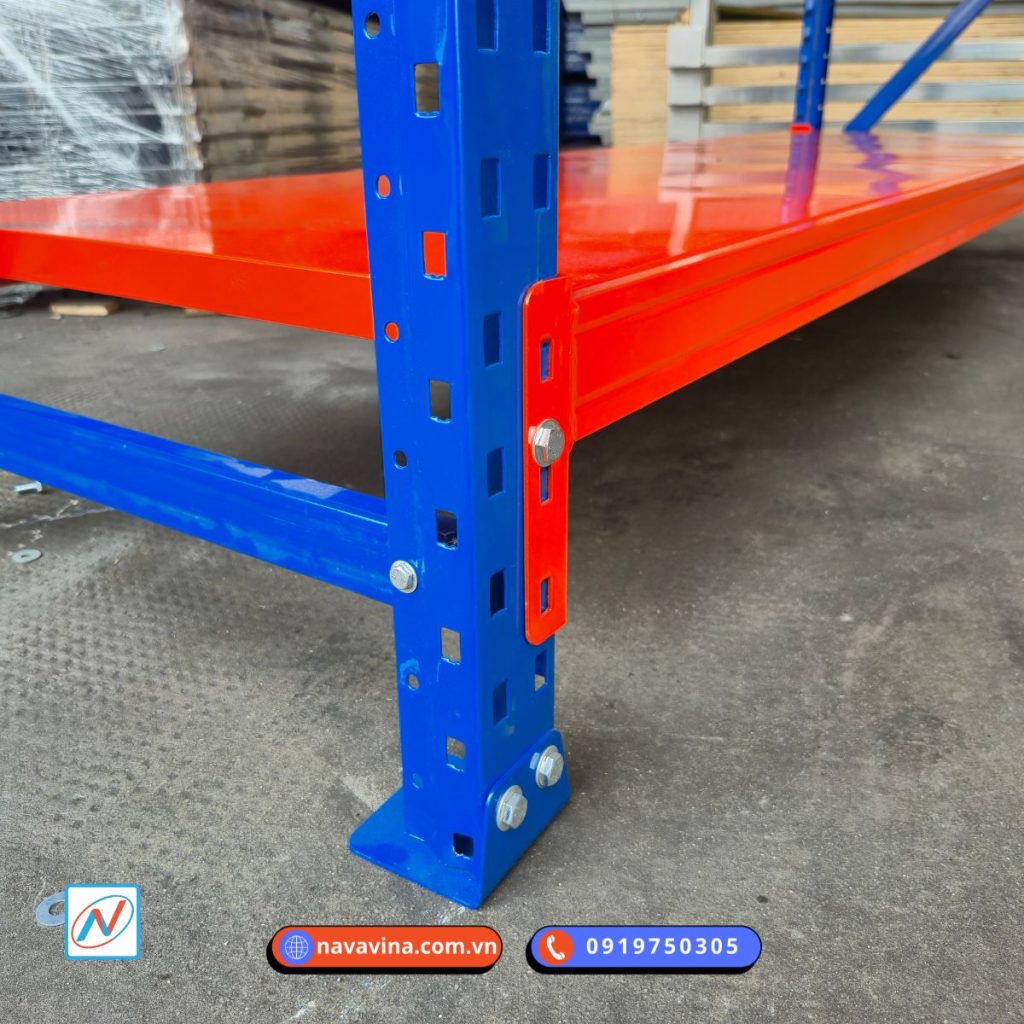 Kệ trung tải 4 tầng giúp tăng sức chứa, tối ưu không gian kho vừa và nhỏ, phù hợp lưu trữ hàng hóa tải trọng trung bình và thuận tiện cho xếp dỡ bằng tay.
