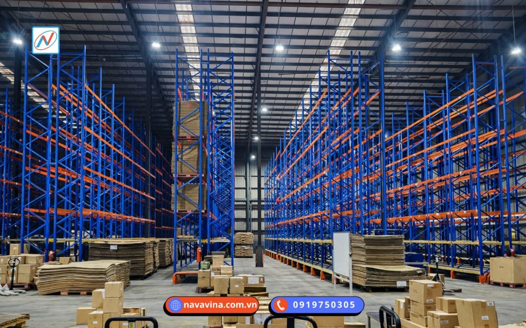 Kho cao nên tận dụng chiều đứng như thế nào để tăng sức chứa, chọn đúng số tầng kệ, giữ lối đi an toàn và tối ưu vận hành kho.