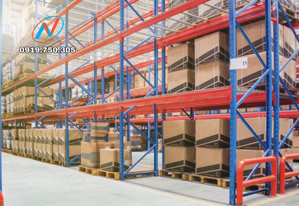 Khoảng cách giữa các tầng kệ nên thiết kế thế nào để vừa hàng, dễ lấy, an toàn và tối ưu sức chứa cho kho xếp tay, kho phụ tùng và kho hàng dân dụng.