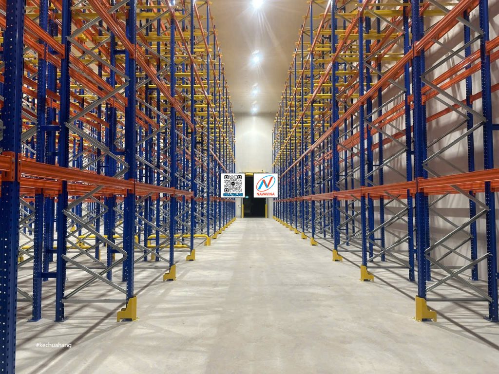Kích thước lối đi giữa các dãy kệ bao nhiêu là đủ để dễ lấy hàng, an toàn và không lãng phí diện tích? Cùng tìm hiểu cách chọn lối đi phù hợp cho từng kiểu kho.