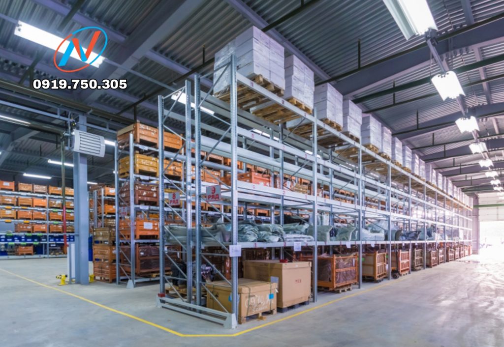 Làm sao để chọn kệ theo loại hàng hóa đang lưu trữ để tối ưu tải trọng, diện tích và cách vận hành kho là câu hỏi quan trọng trước khi đầu tư hệ thống lưu trữ.