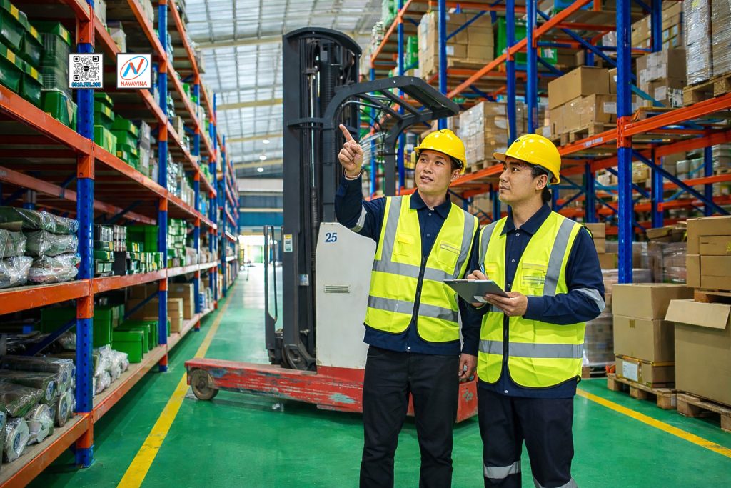 So sánh tự lắp kệ và thuê đơn vị chuyên nghiệp - Hình ảnh đội thợ Navavina đang lắp đặt kệ trung tải trong kho hàng công nghiệp
