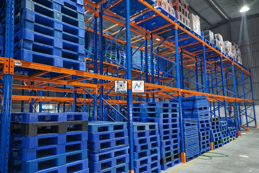 Kệ kho nhà xưởng Navavina – giải pháp lưu trữ nguyên vật liệu, WIP và thành phẩm tối ưu cho môi trường sản xuất. Tư vấn miễn phí theo mặt bằng thực tế.