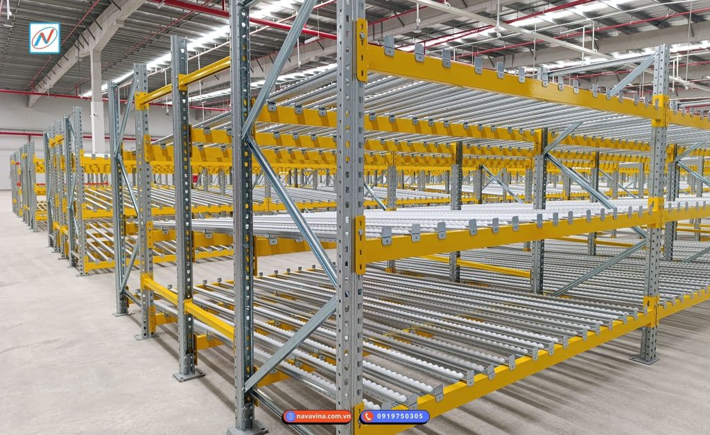 Lắp đặt kệ Flow Rack FIFO – hệ thống con lăn tự trượt, quản lý tồn kho chuẩn FIFO, tăng tốc độ xuất +40%. Thiết kế & thi công toàn quốc bởi Navavina.
