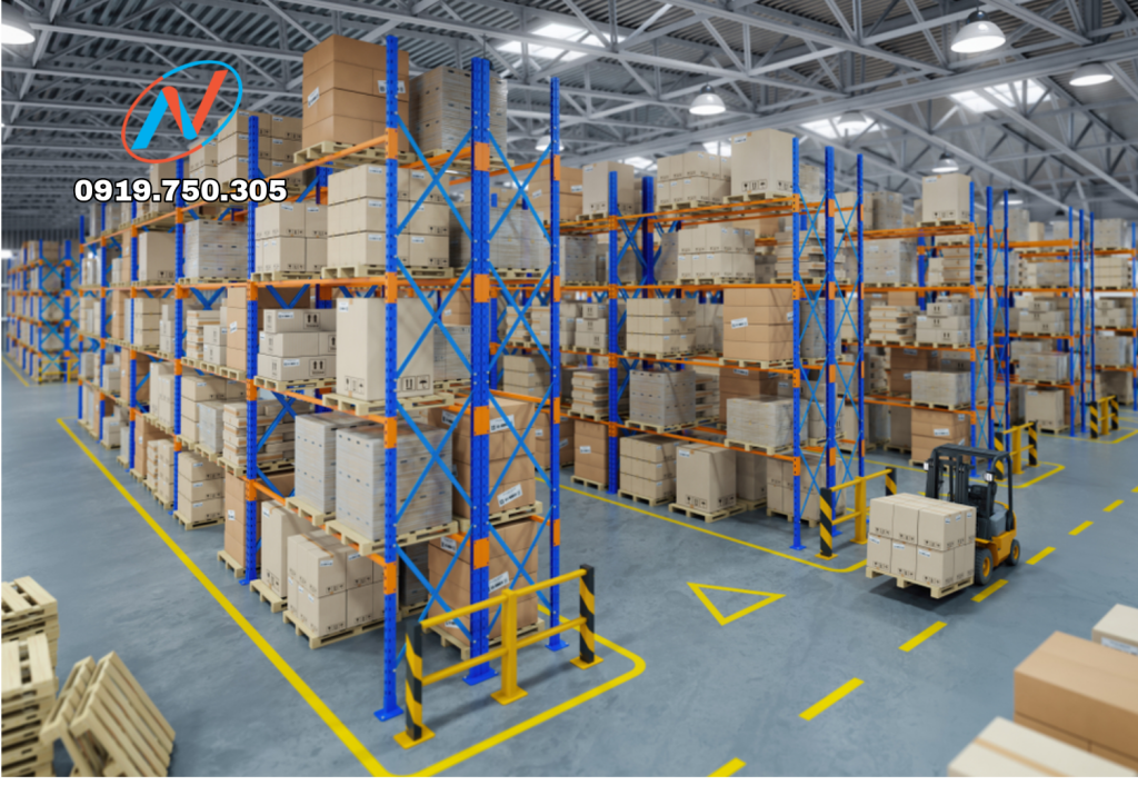 Những lưu ý an toàn khi sử dụng kệ nhiều tầng - Hình ảnh minh họa kệ trung tải 5 tầng với các nguyên tắc xếp hàng nặng dưới nhẹ trên và thanh giằng chéo