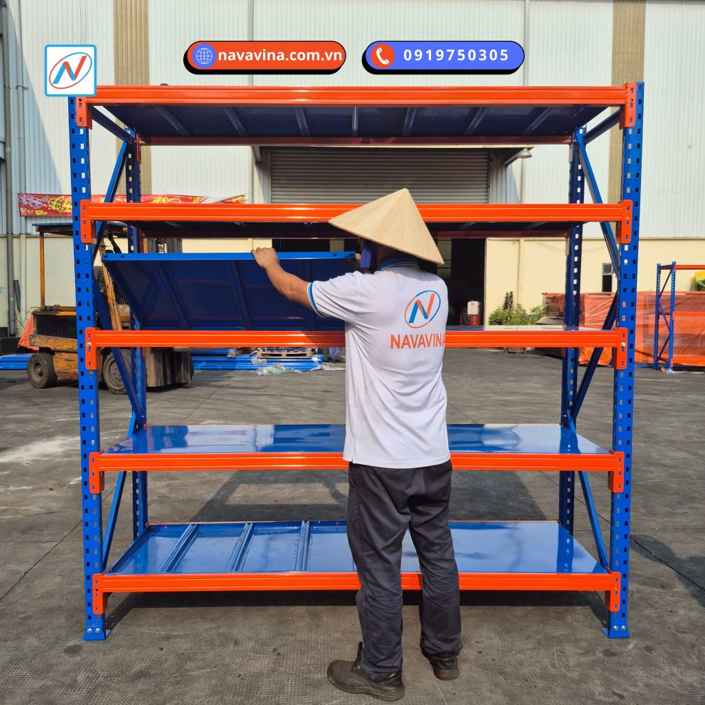 Quy trình lắp đặt kệ kho cơ bản - Sơ đồ 5 bước lắp ráp kệ trung tải từ trụ, giằng, beam đến mâm tầng chi tiết